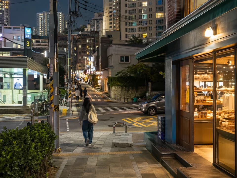 釜山晚间散步与街区灯光