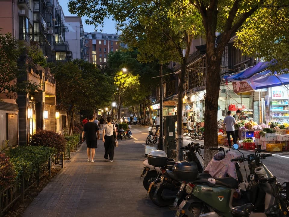 杭州晚间散步与街区灯光