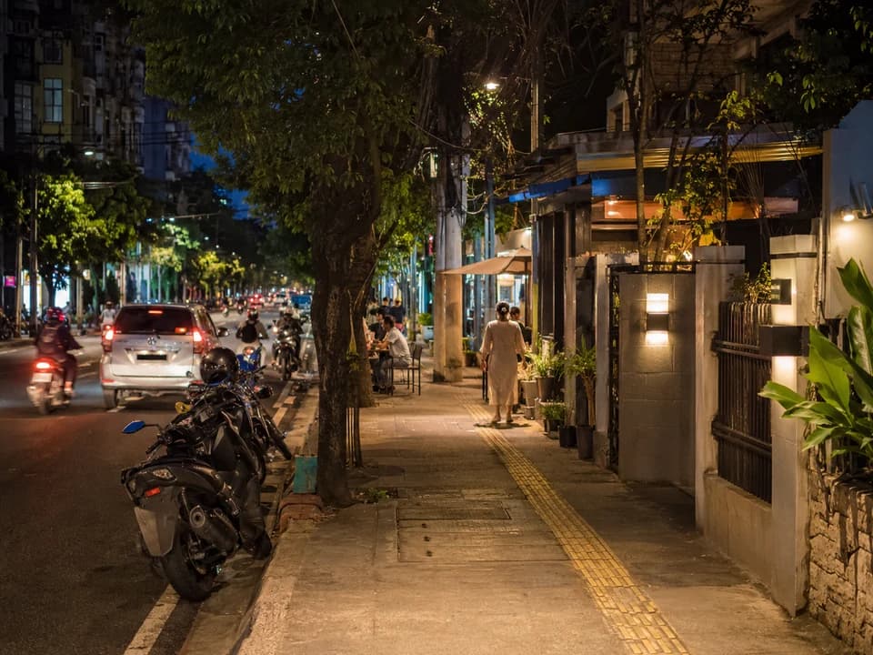 雅加达晚间散步与街区灯光