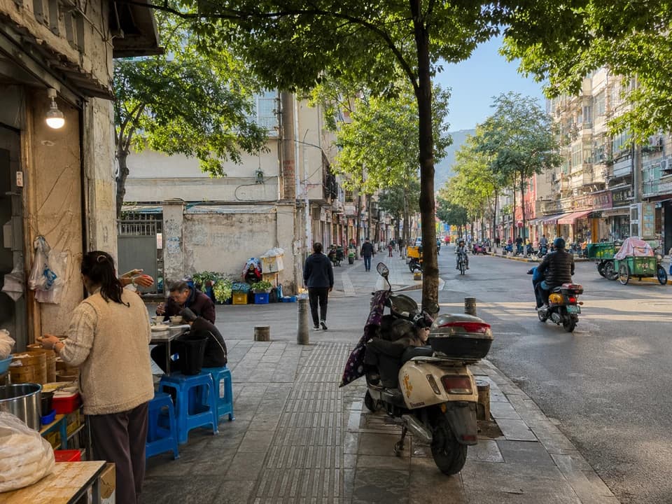 昆明清晨街区气氛