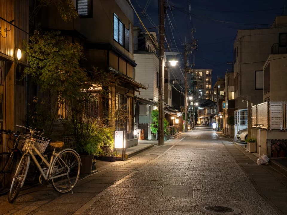 京都晚间散步与街区灯光