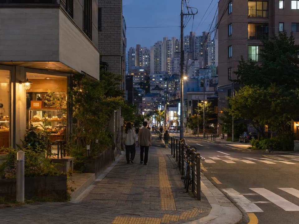 首尔晚间散步与街区灯光