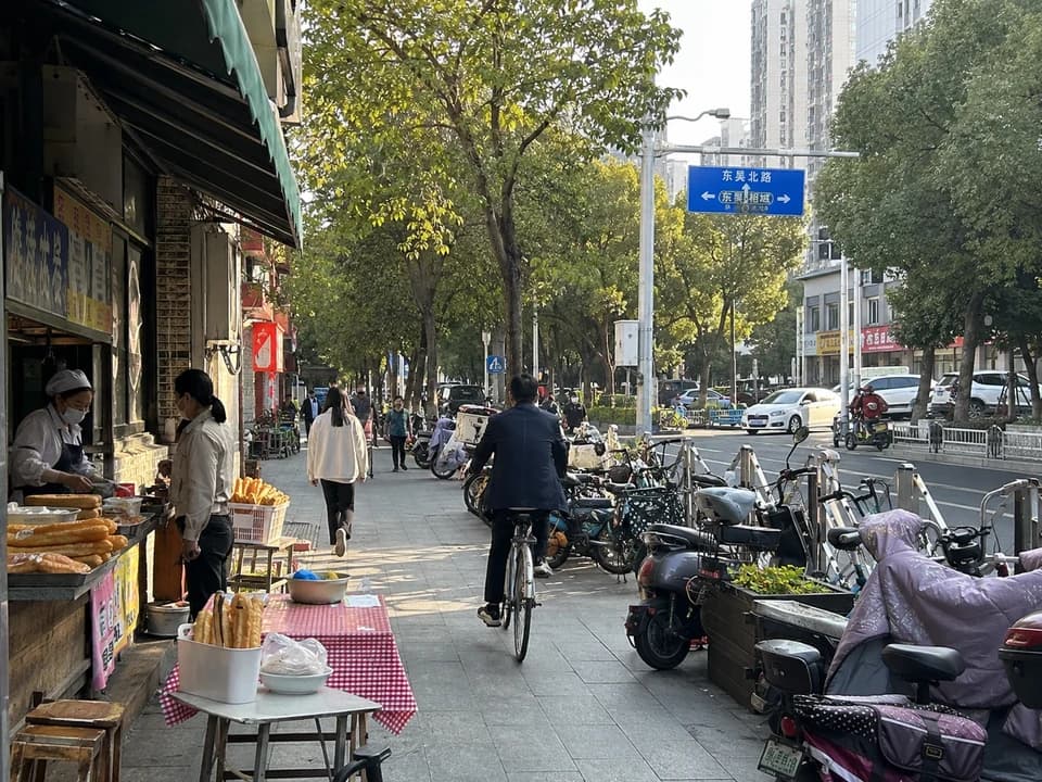 苏州清晨街区气氛