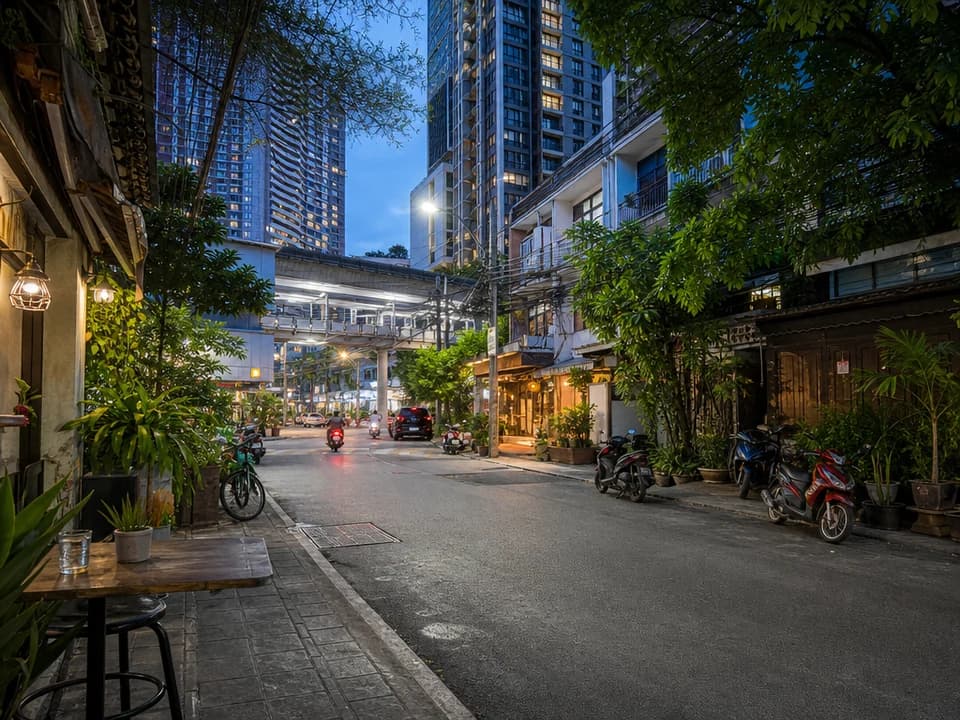 曼谷晚间散步与街区灯光