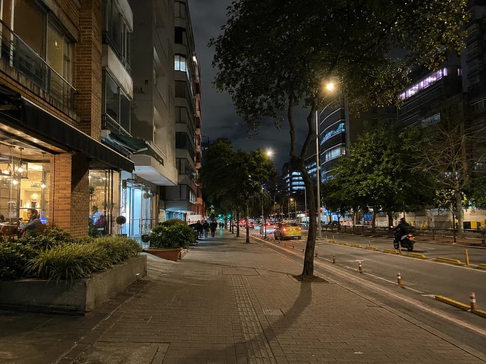 波哥大晚间散步与街区灯光