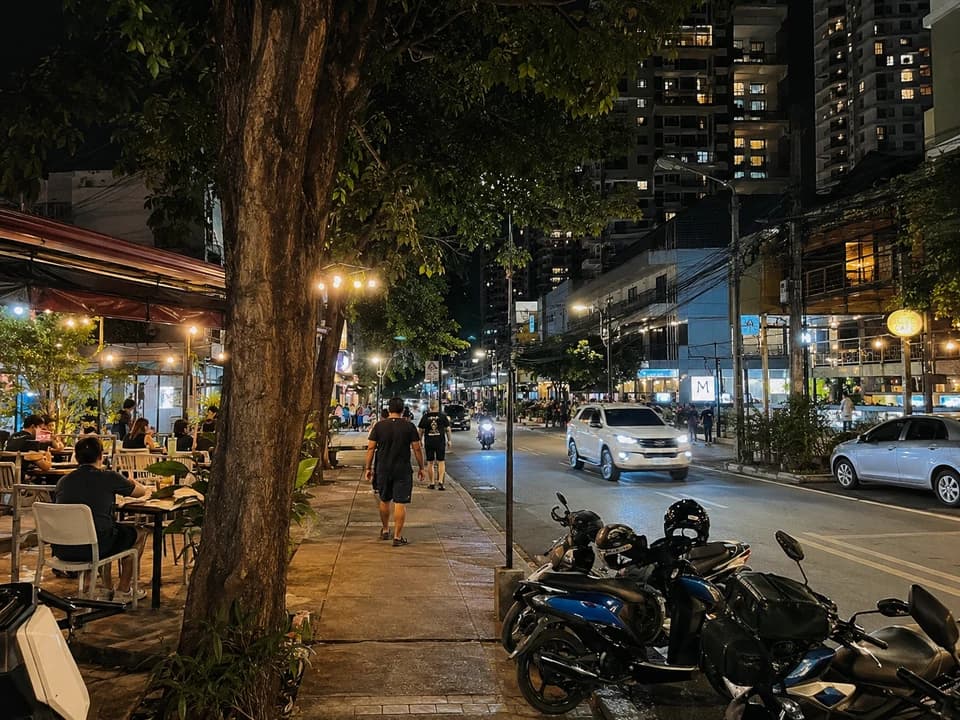 宿务晚间散步与街区灯光