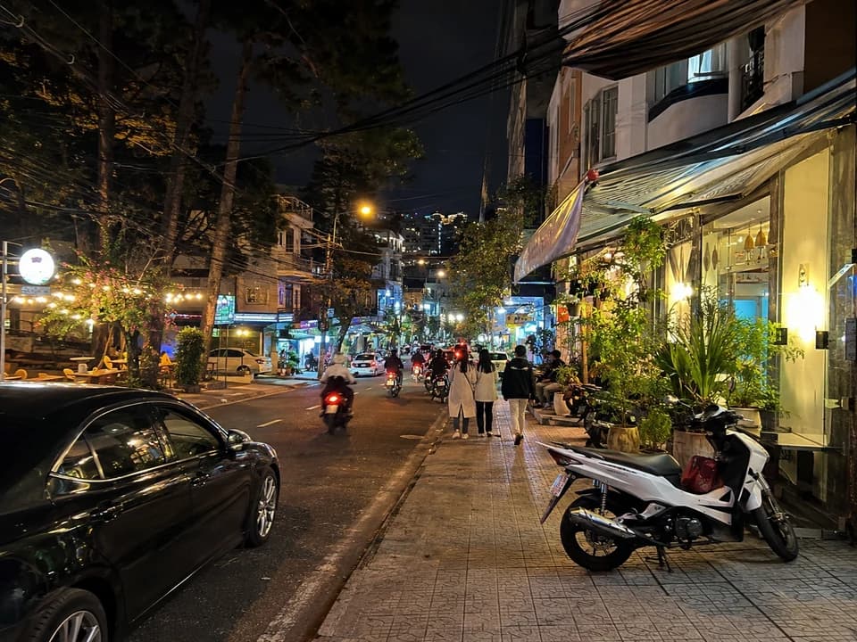大叻晚间散步与街区灯光