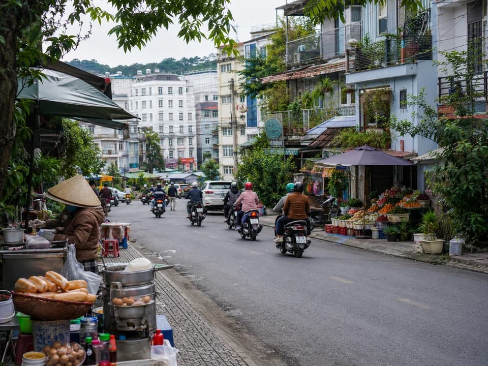 大叻清晨街区气氛