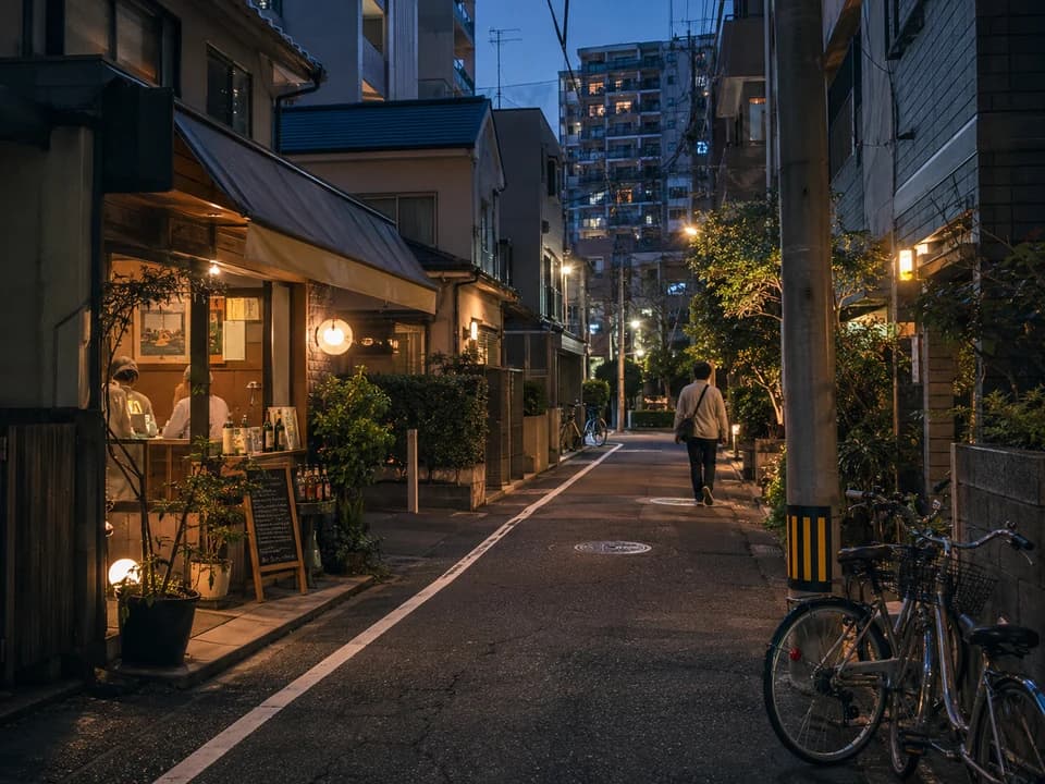 福冈晚间散步与街区灯光