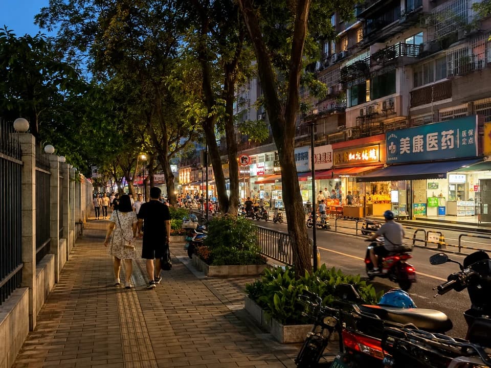 广州晚间散步与街区灯光