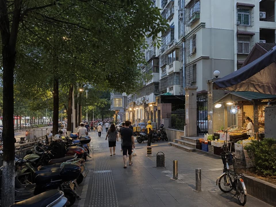 贵阳晚间散步与街区灯光