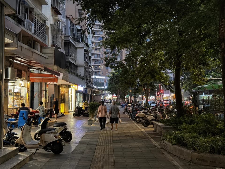 海口晚间散步与街区灯光