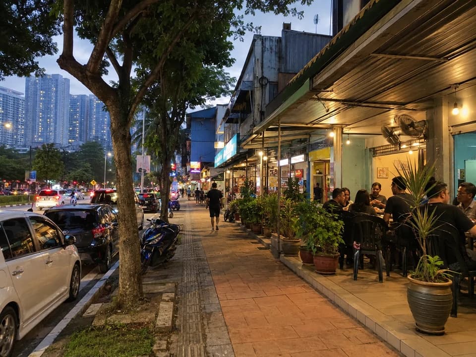 新山晚间散步与街区灯光