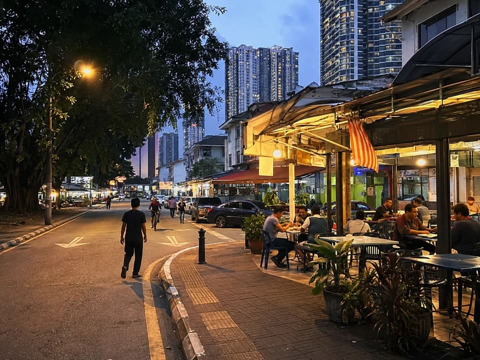 吉隆坡晚间散步与街区灯光