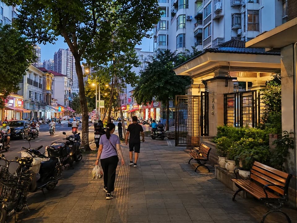 南宁晚间散步与街区灯光