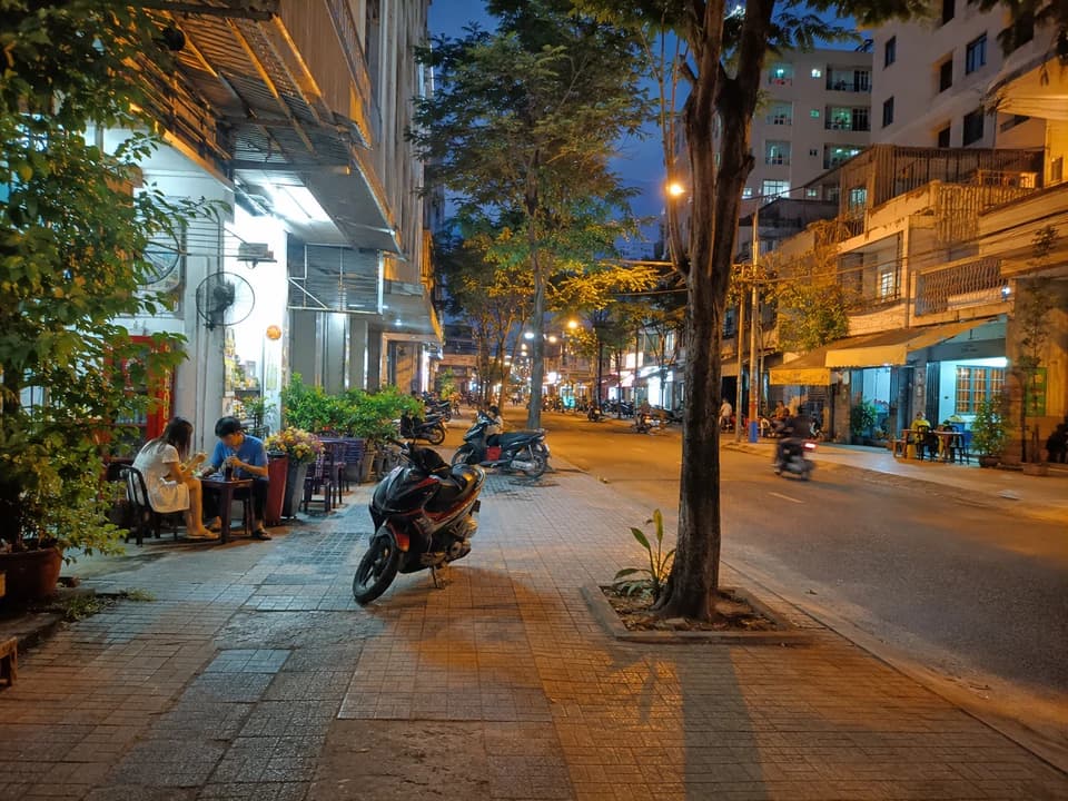 芽庄晚间散步与街区灯光