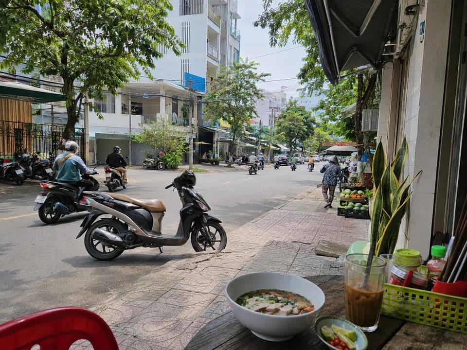 芽庄清晨街区气氛